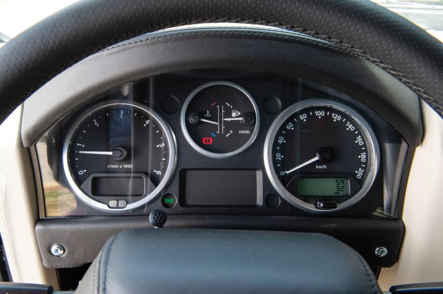 Панель приборов Land Rover Defender 90 Autobiography 2016 года  (фото 6 из 15)